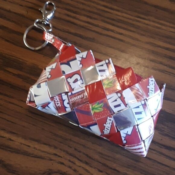 TWIZZLERS WRAPPER RECYCLED CHANGE PURSE WITH KEYRING - Picture 3 of 3